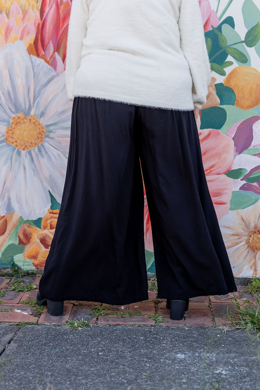 Larsa Pants in Black