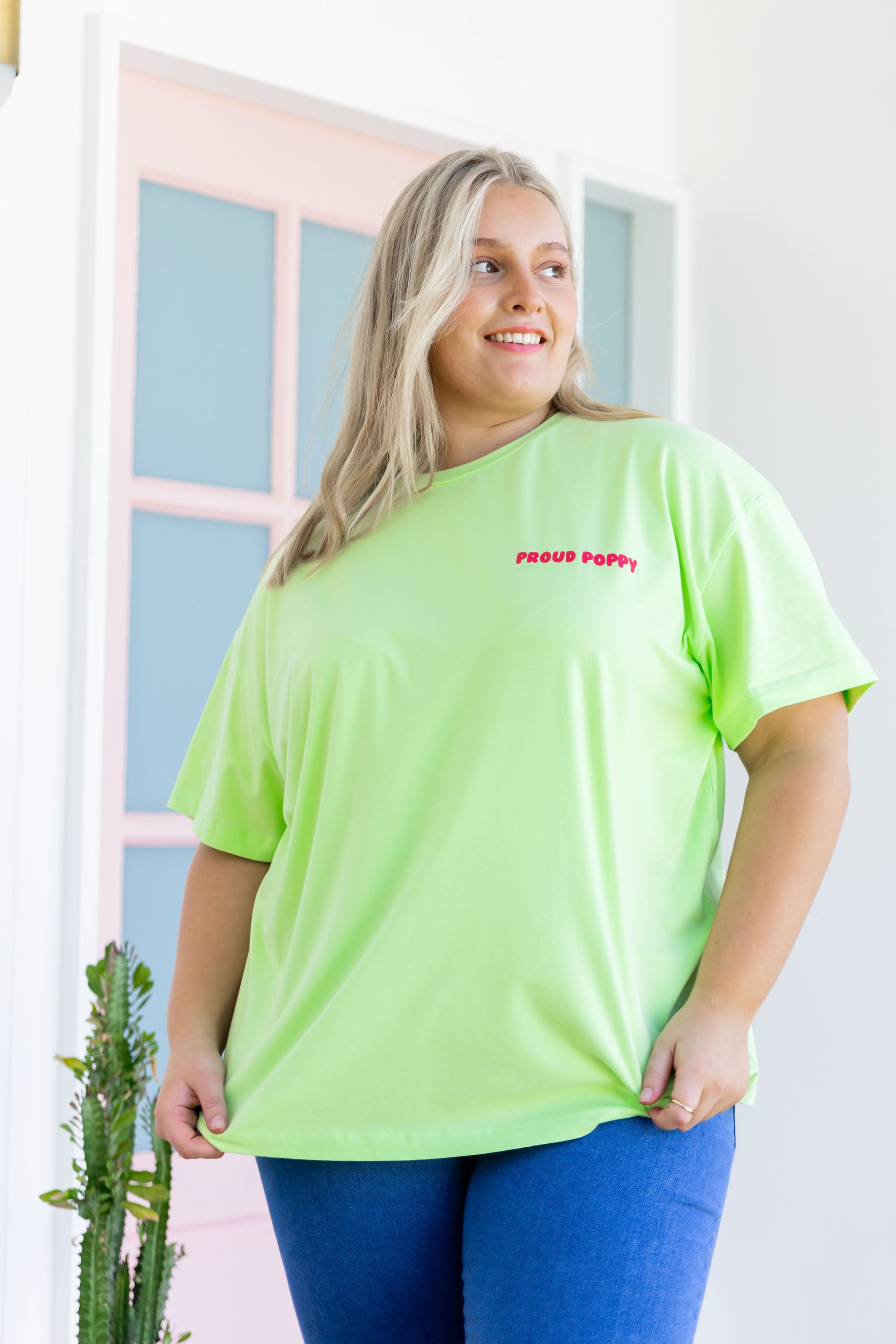 Good Vibes Tee in Apple