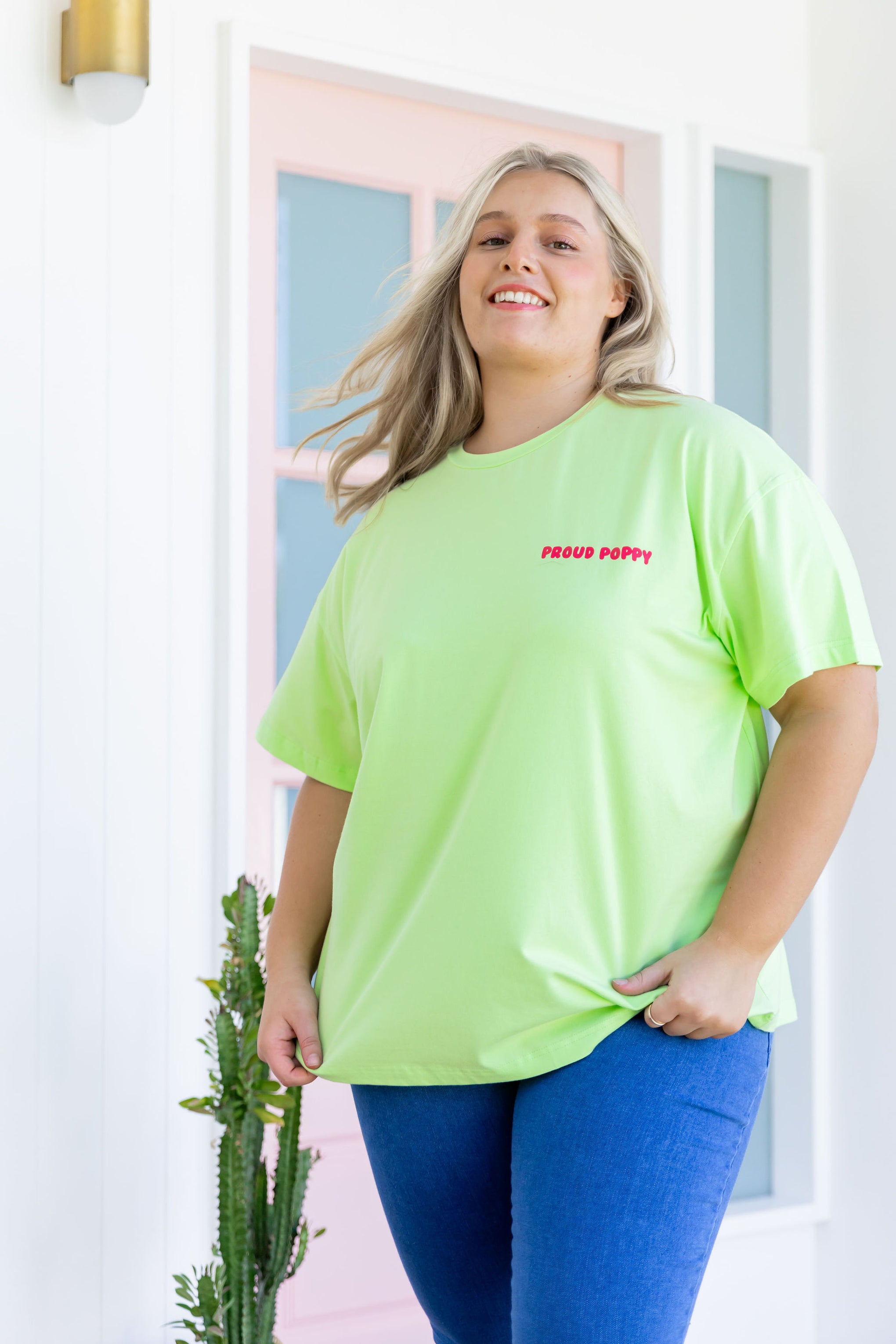 Good Vibes Tee in Apple