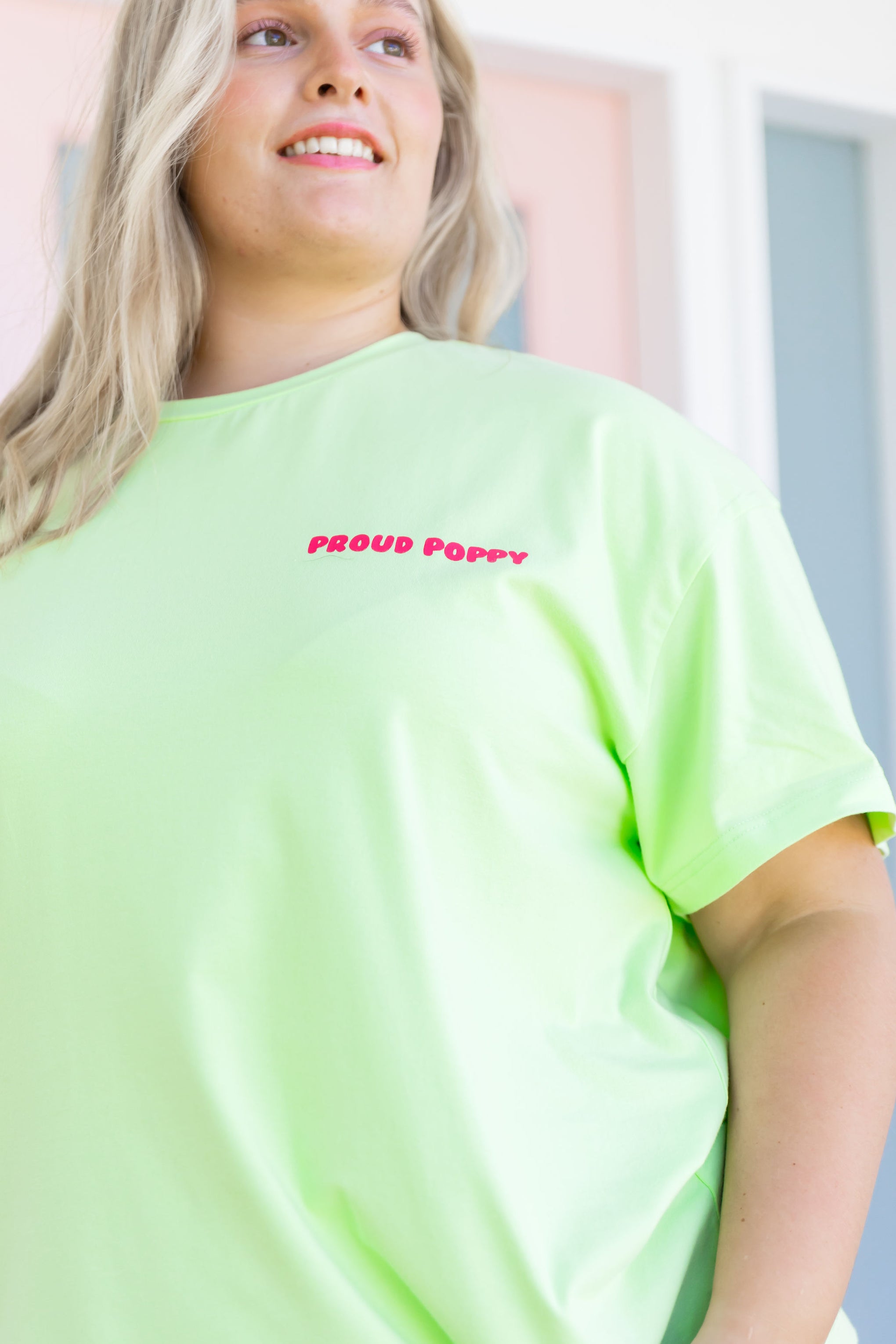 Good Vibes Tee in Apple