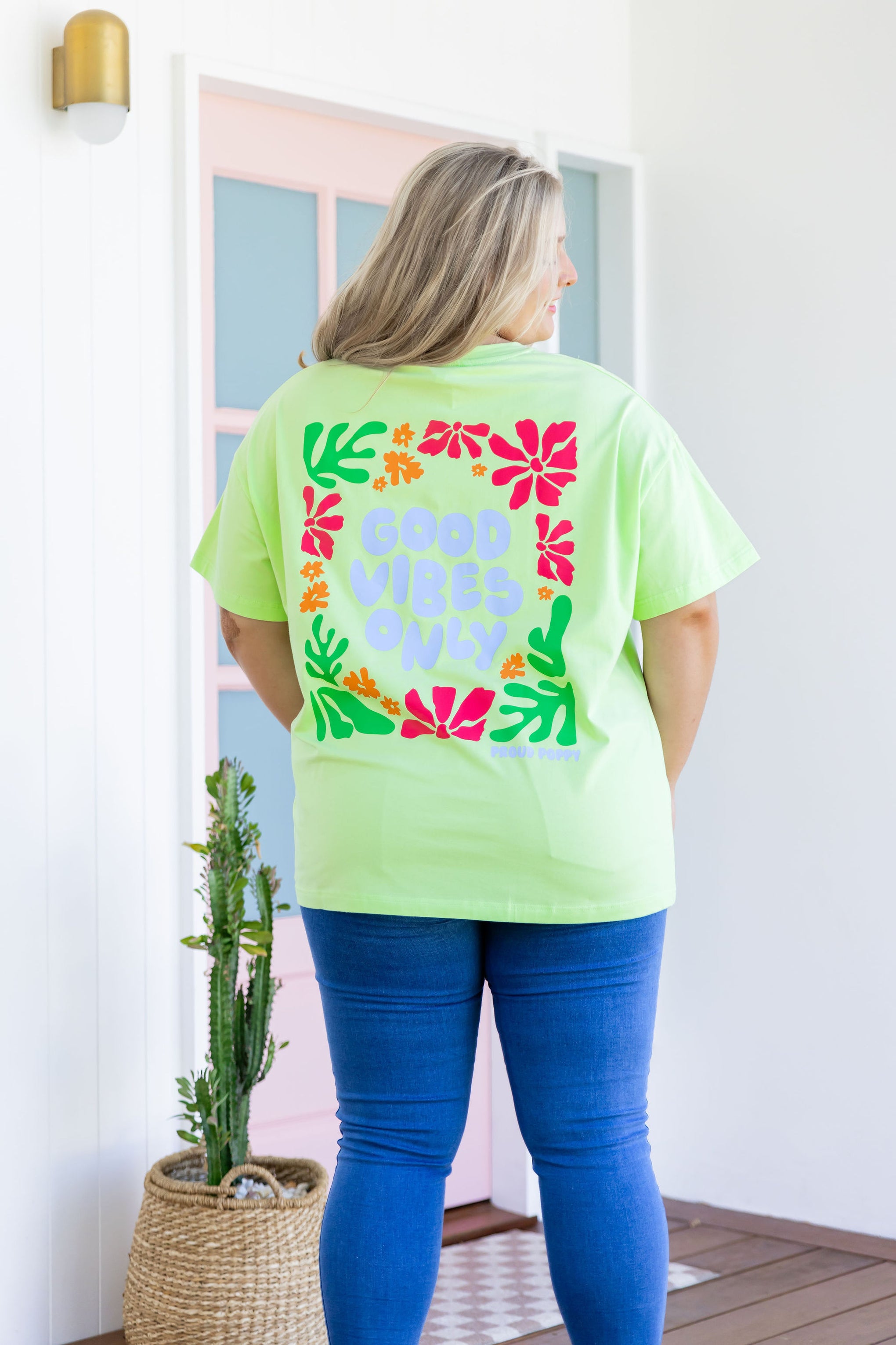 Good Vibes Tee in Apple