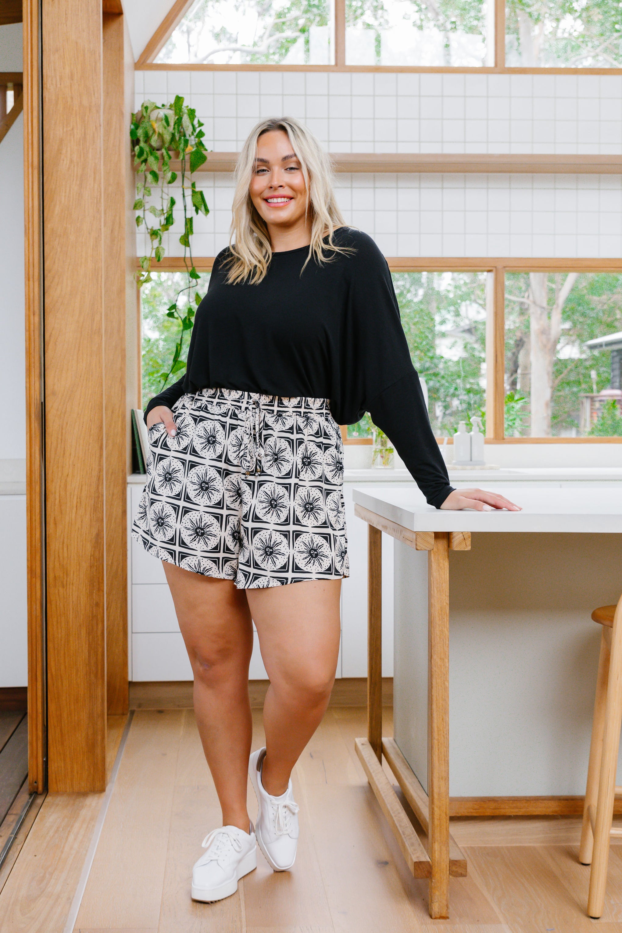 Harlow Short In Chasing Sunlight Black