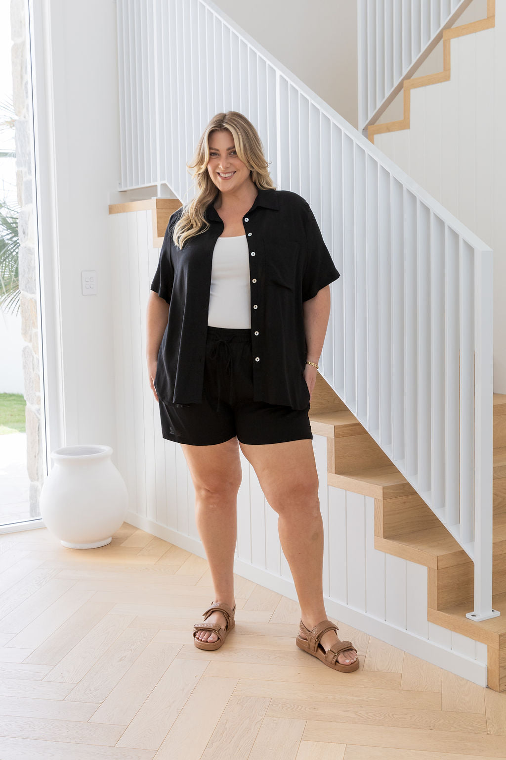 Harlow Linen Blend Shorts in Black