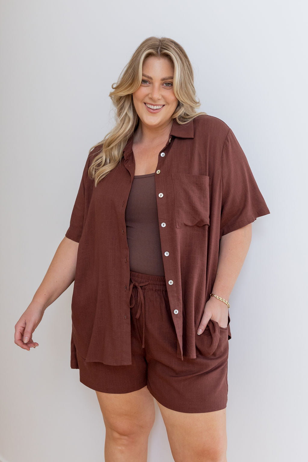 Harlow Linen Blend Shorts in Chocolate