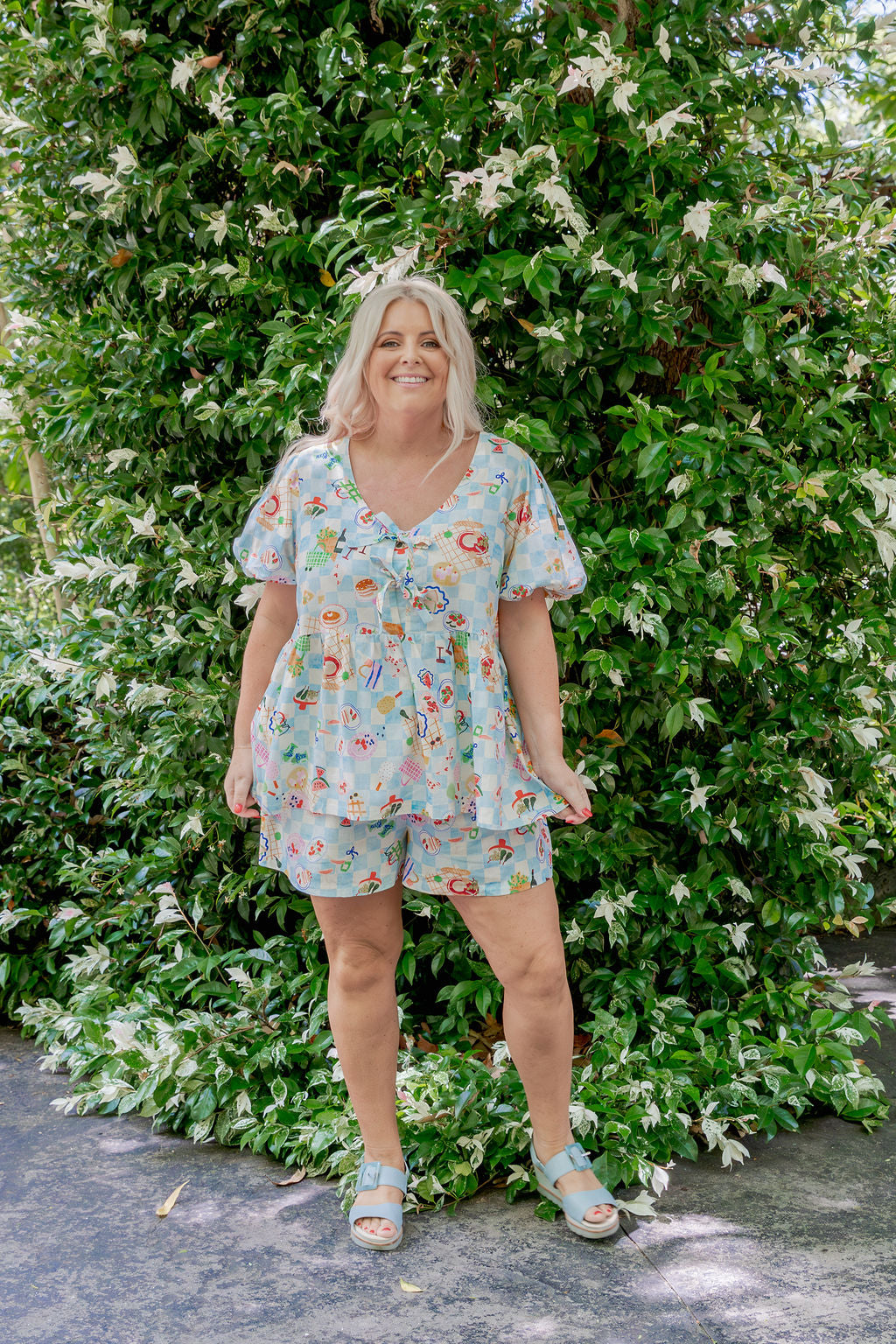 Harlow Linen Blend Shorts in Picnic