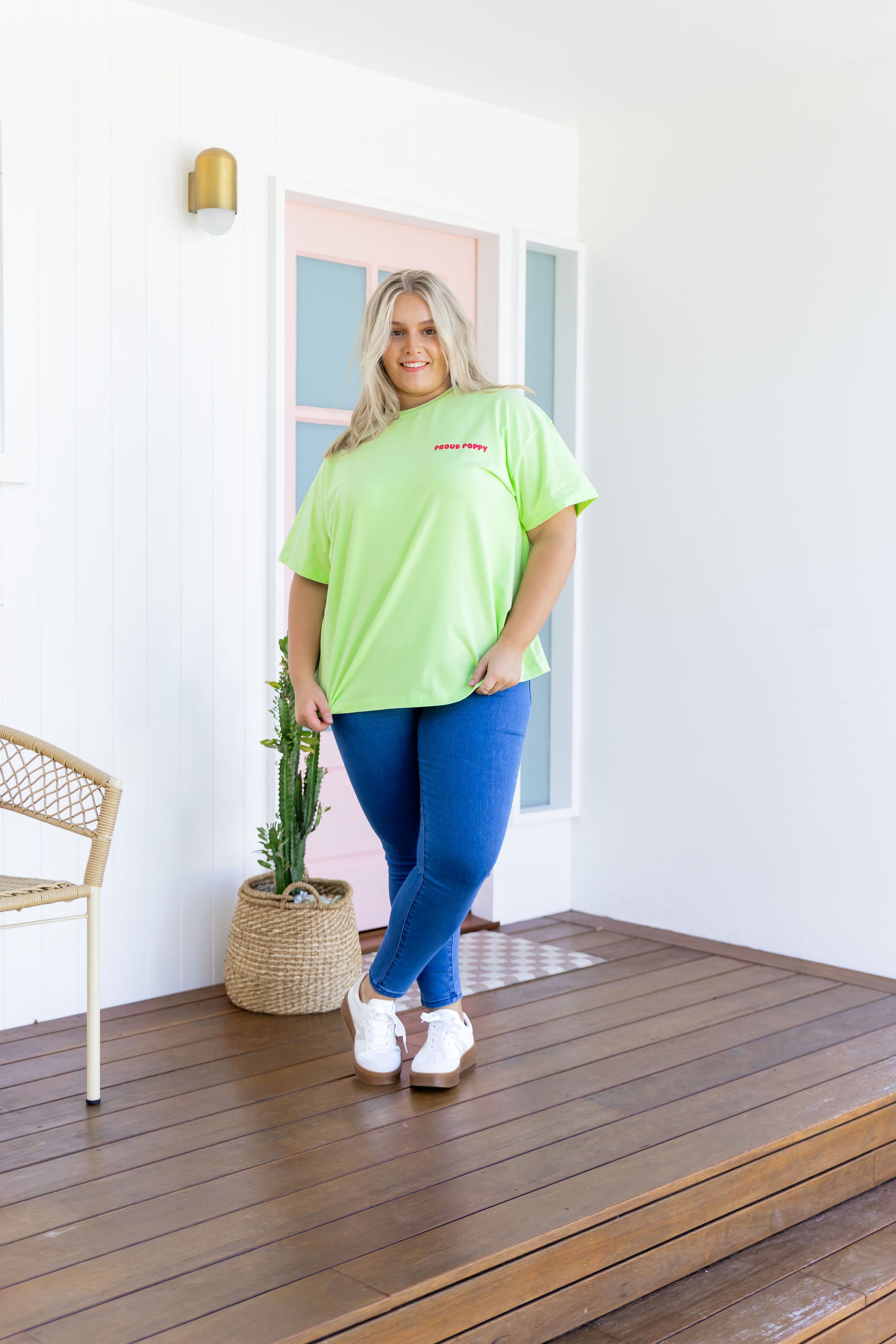 Good Vibes Tee in Apple