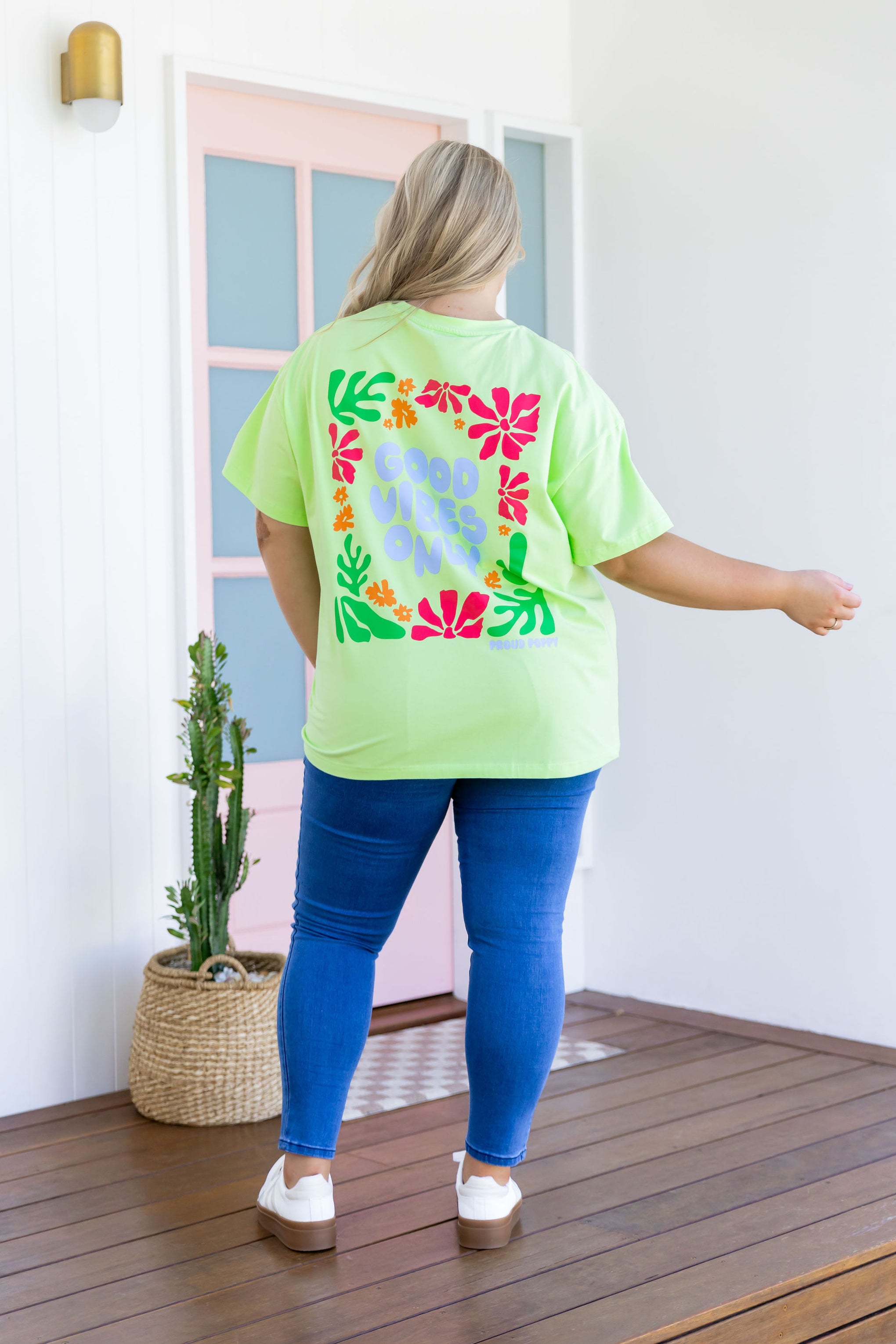 Good Vibes Tee in Apple
