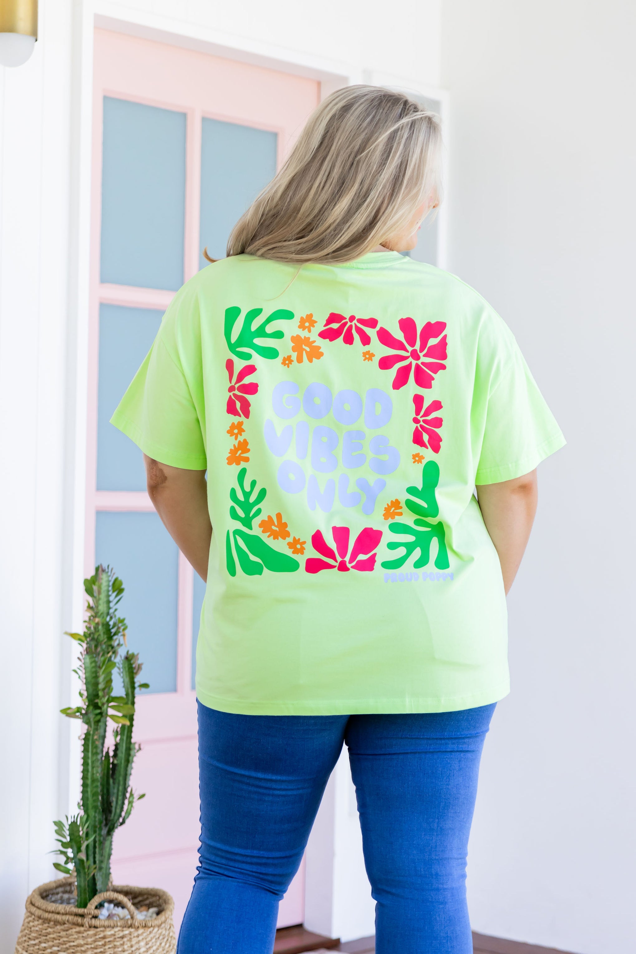 Good Vibes Tee in Apple
