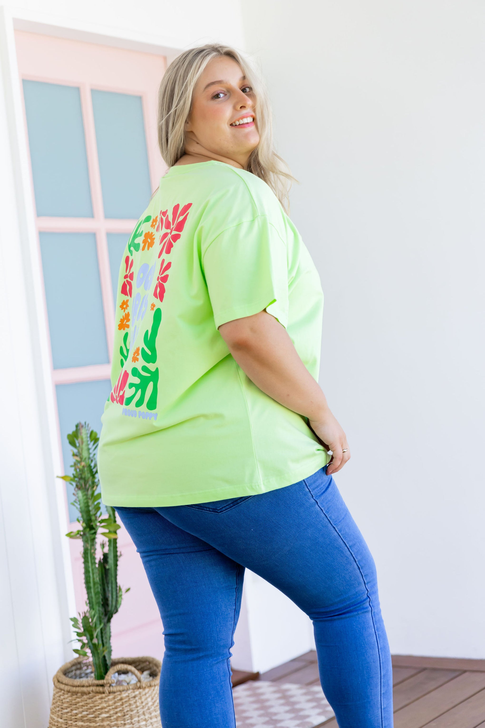 Good Vibes Tee in Apple