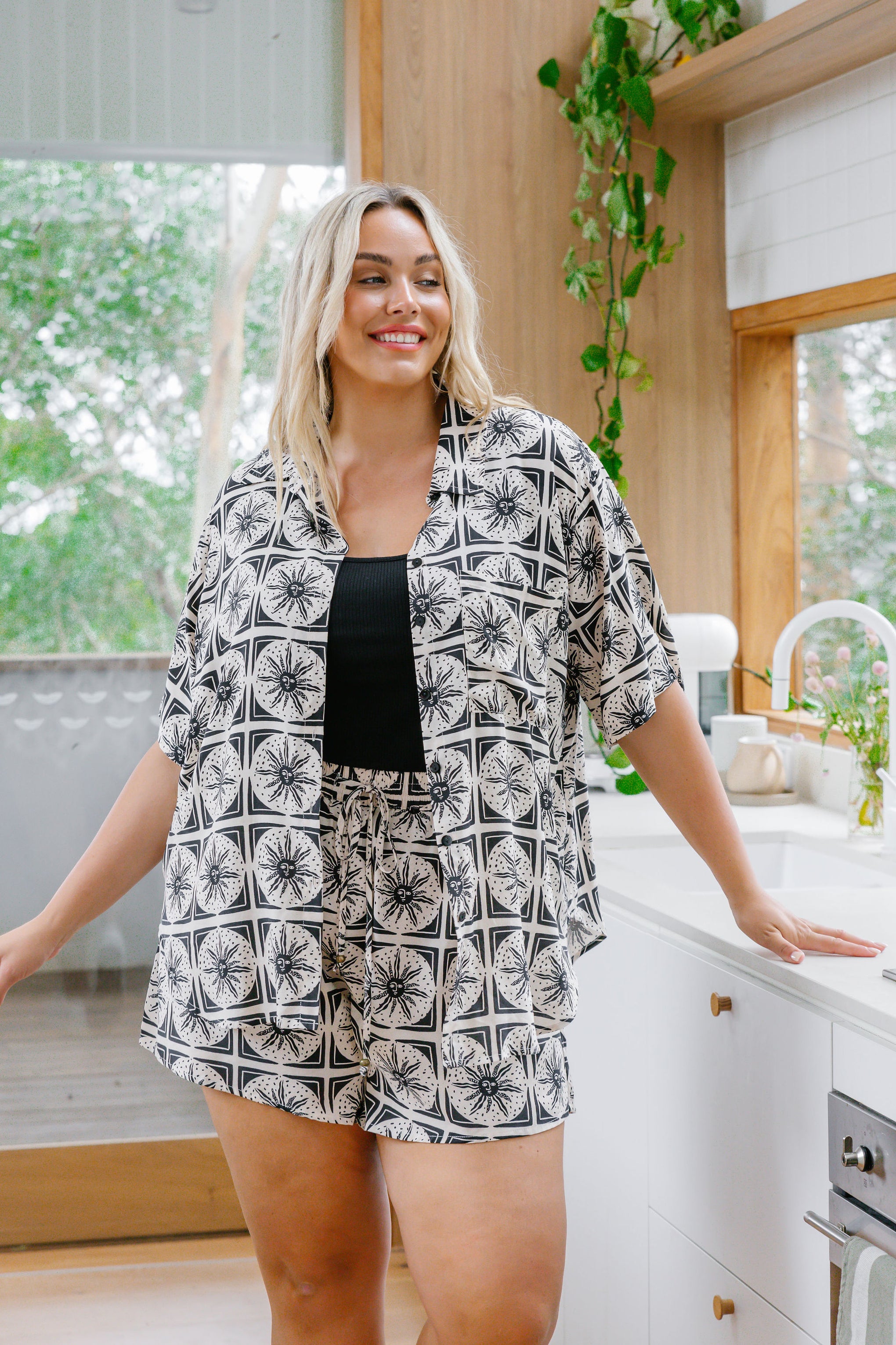 Harlow Short In Chasing Sunlight Black