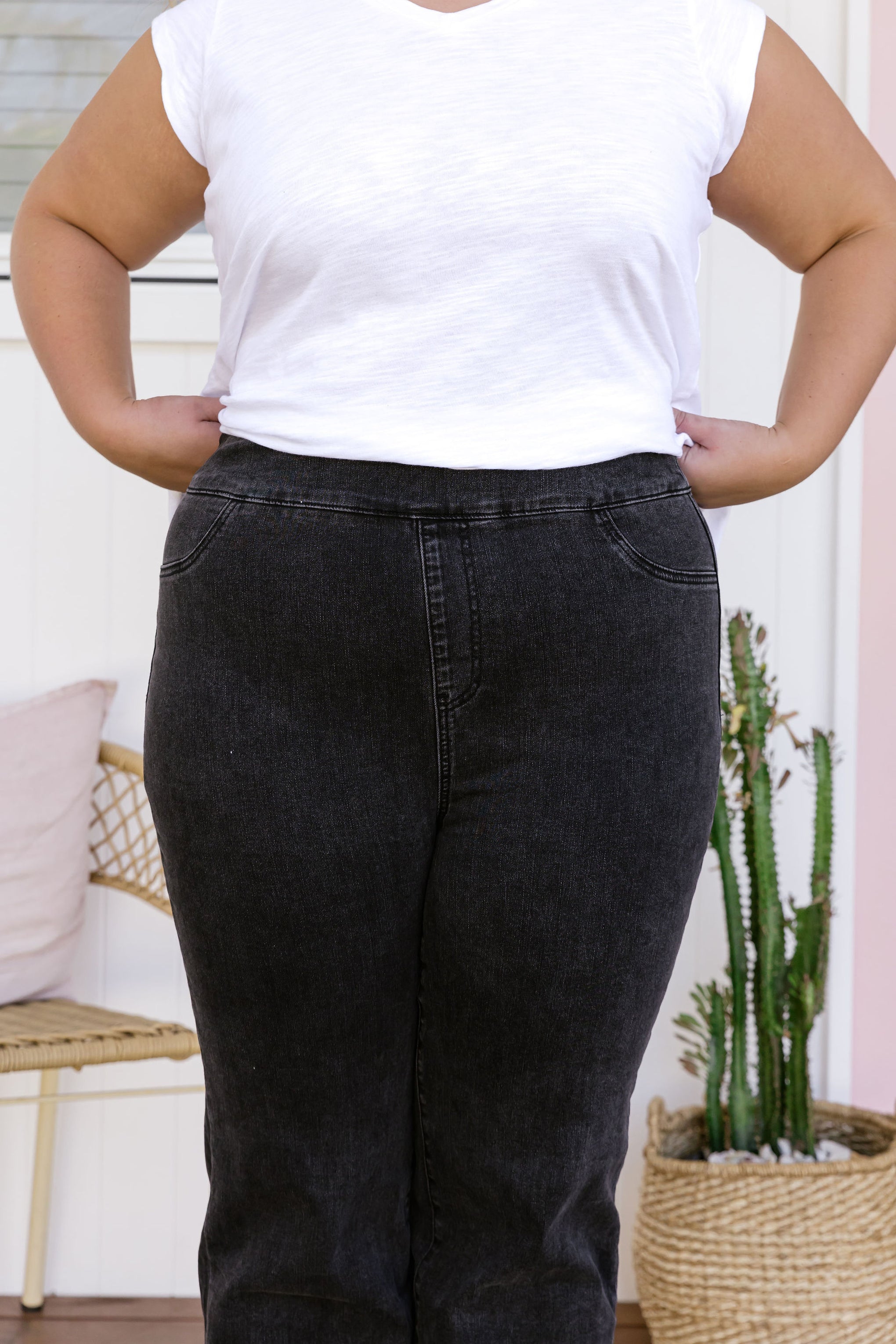 Lara Pull on Jeans in Vintage Black