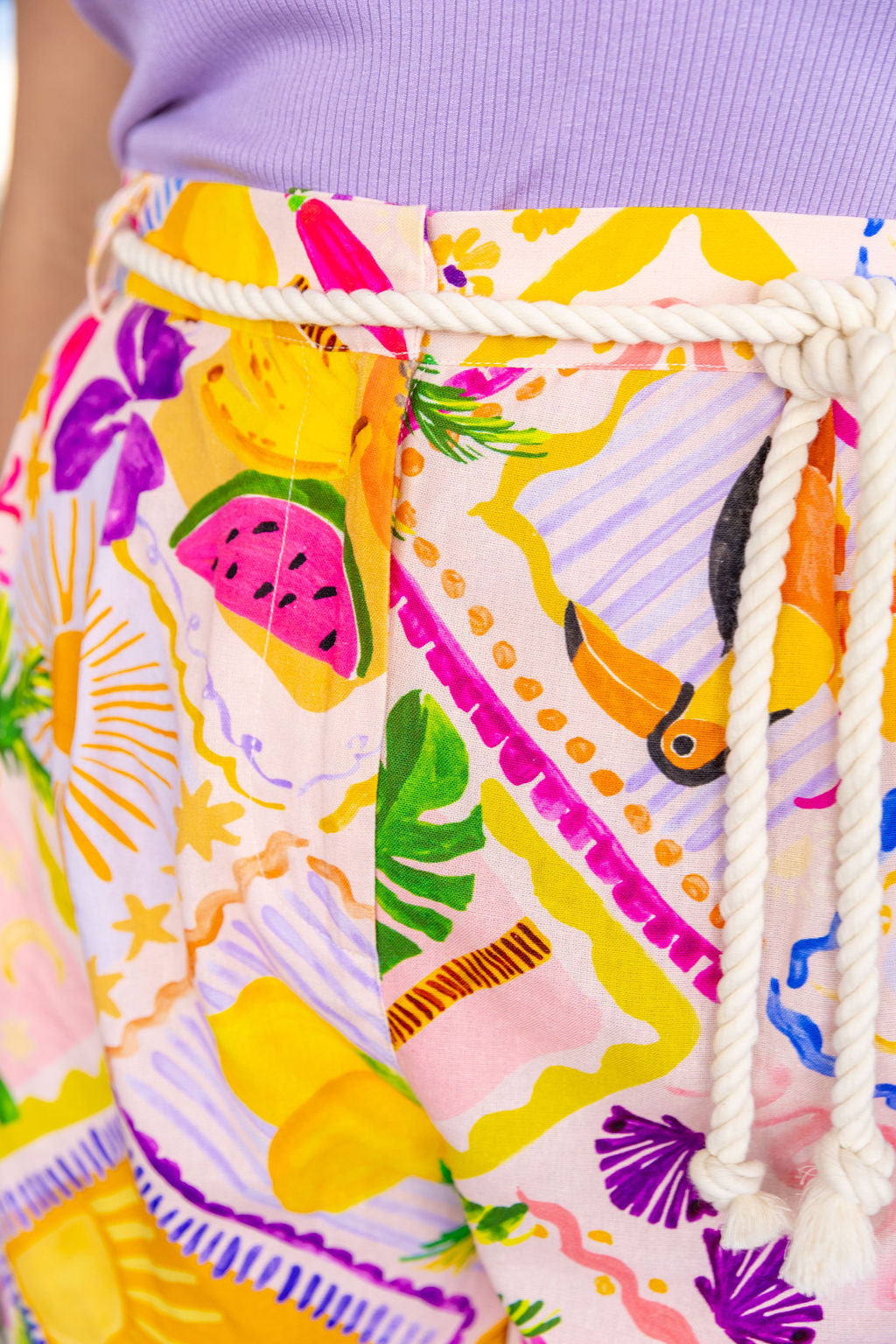 Kita Linen Blend Scallop Hem Shorts in Toucan Paradise