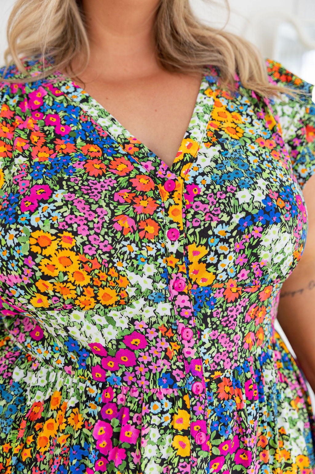 Chelsea Dress in Flower Field Dawn - BUTTON FAULT (NO RETURNS)