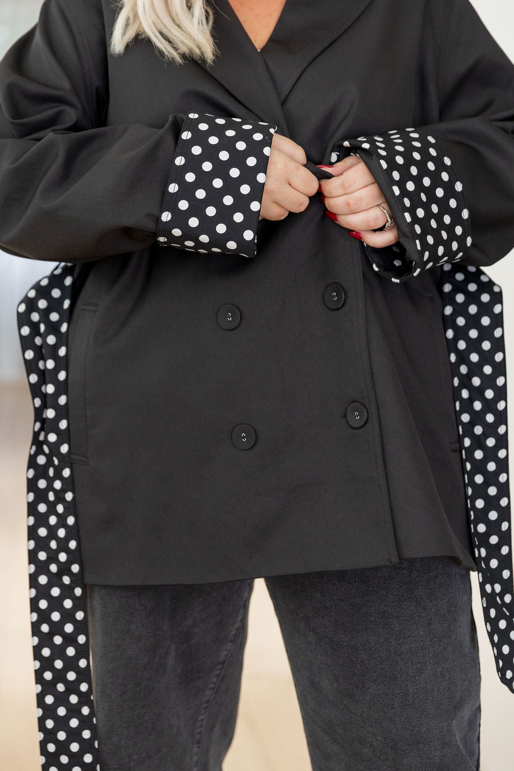 Regan Short Length Trench in Black/Polka Contrast