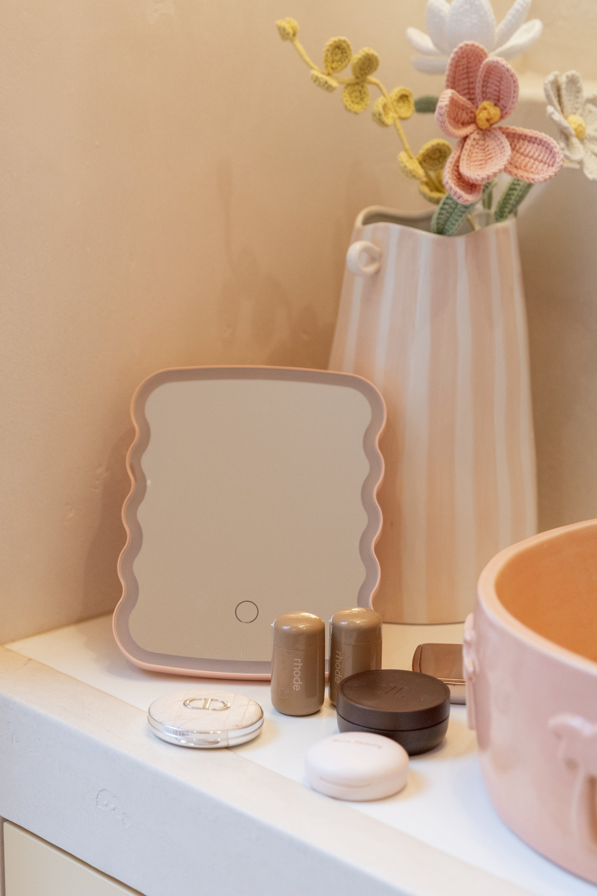 LED Wavy Travel Mirror in Pink