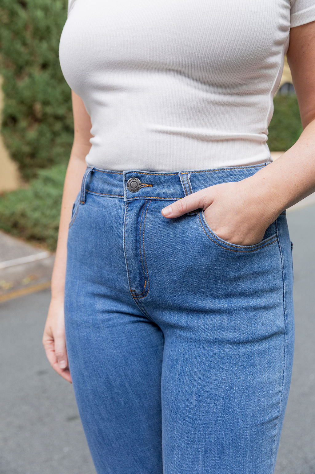 Viva Cropped Jean in Mid Blue Wash
