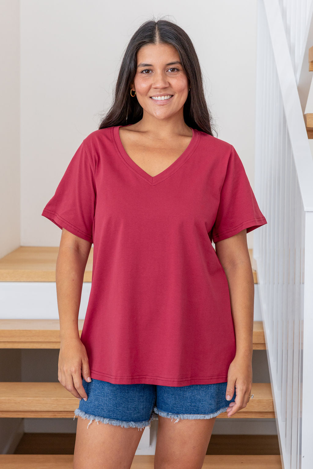 Relaxed V-Neck Tee in Wine