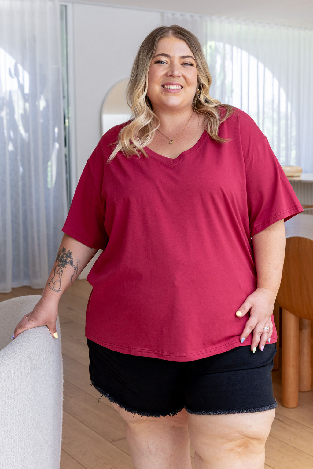 Relaxed V-Neck Tee in Wine
