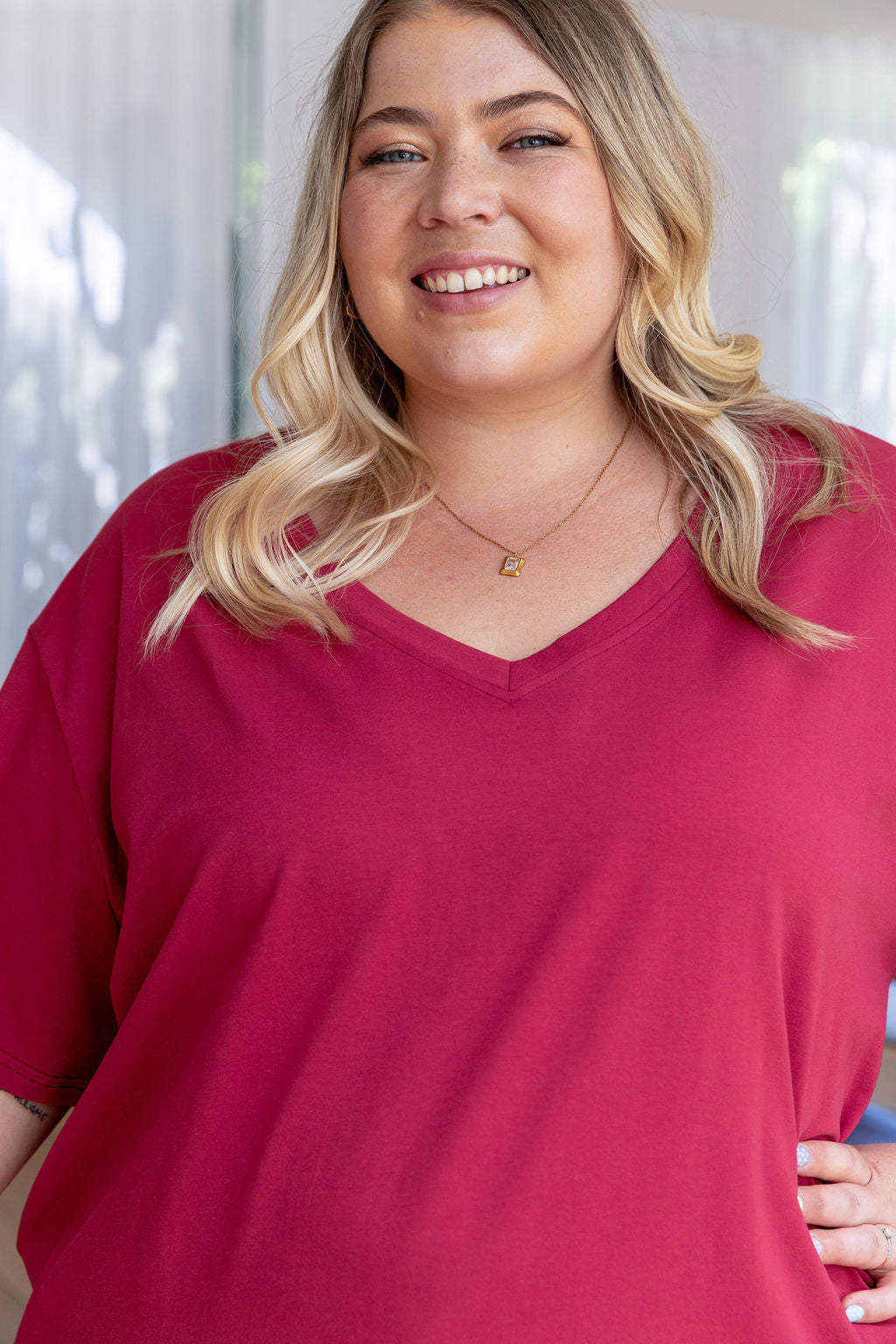 Relaxed V-Neck Tee in Wine