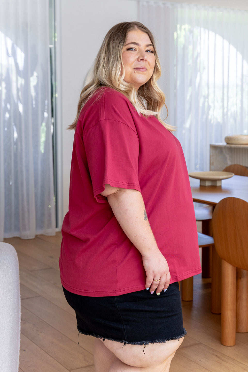 Relaxed V-Neck Tee in Wine