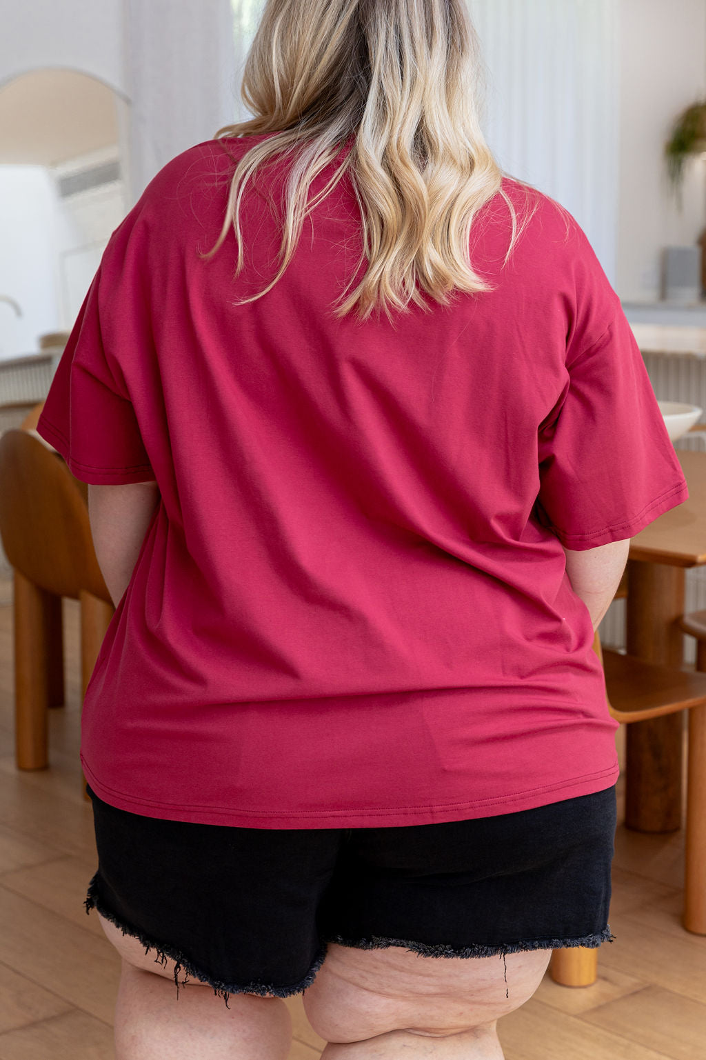 Relaxed V-Neck Tee in Wine
