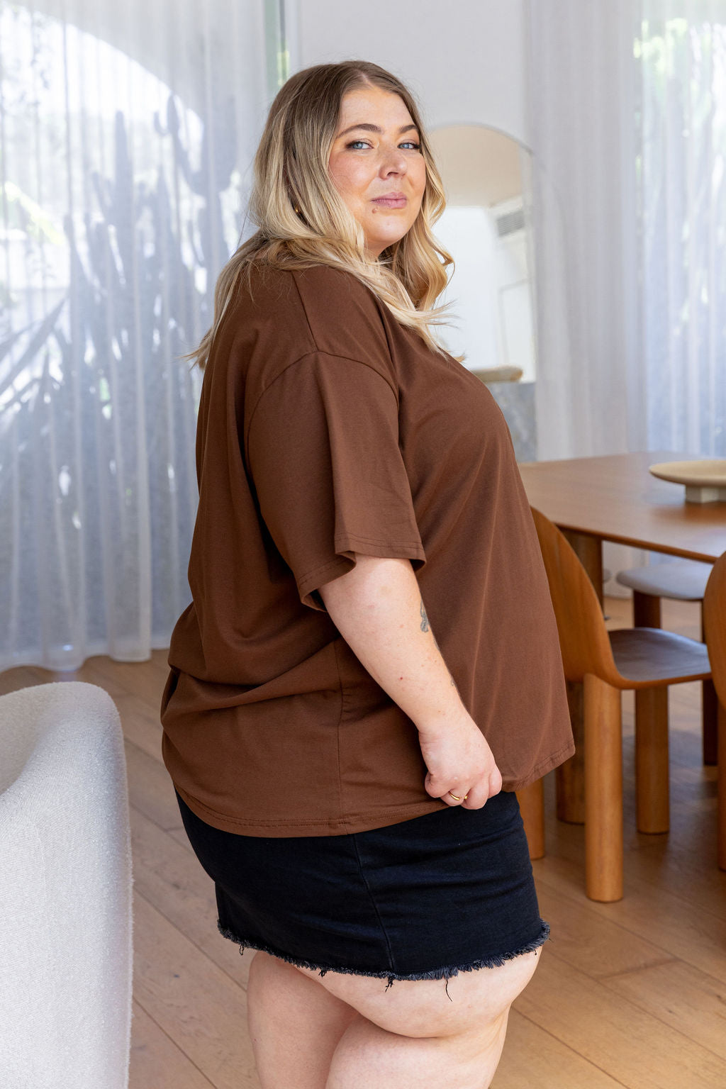 Relaxed V-Neck Tee in Chocolate