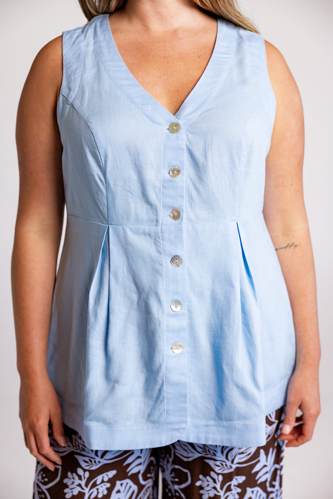 Saski Linen Blend Vest in Light Blue